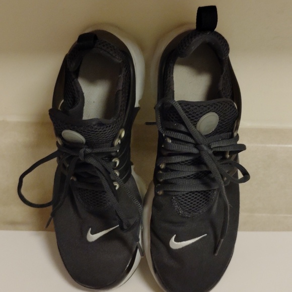 Nike Kids Black and White Athletic Shoes - Picture 4 of 9